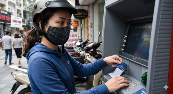 Tự ý sử dụng thẻ ngân hàng của người khác bị xử lý thế nào?